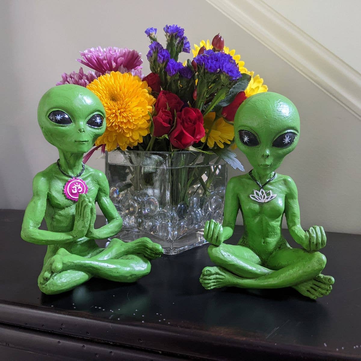 John Bernard & Company - Vendita all'ingrosso Statuette decorative - Set di statuette di coppia in meditazione «Zen and Yoga» di Alien Invasion7