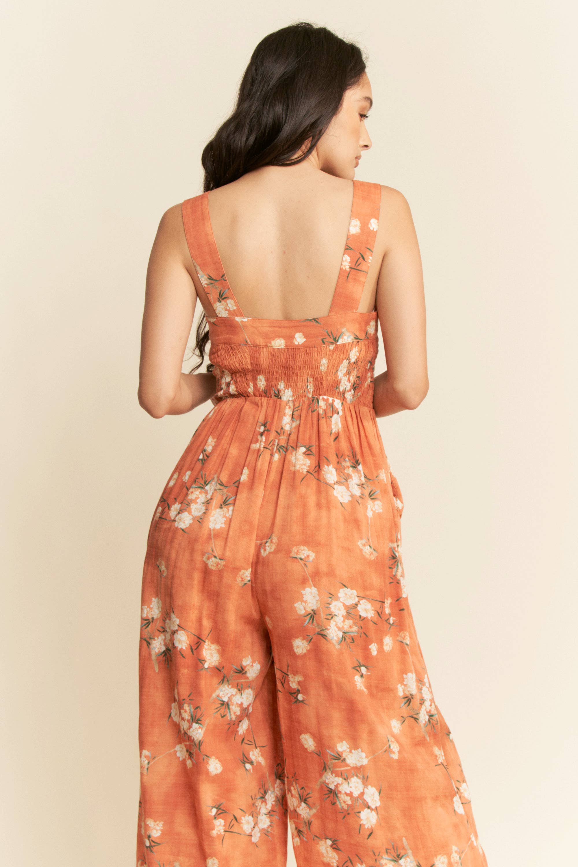 Davi & Dani – wholesale Jumpsuit - Dam – PLUS BLOMMÖNSTRAD JUMPSUIT MED VOLANGDETALJ3