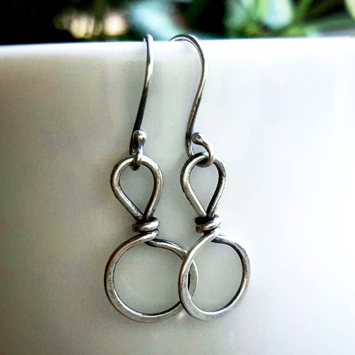 Boucles d'oreilles en argent sterling avec petit cercle moderne - Wren pour la vente par Andewyn Moon