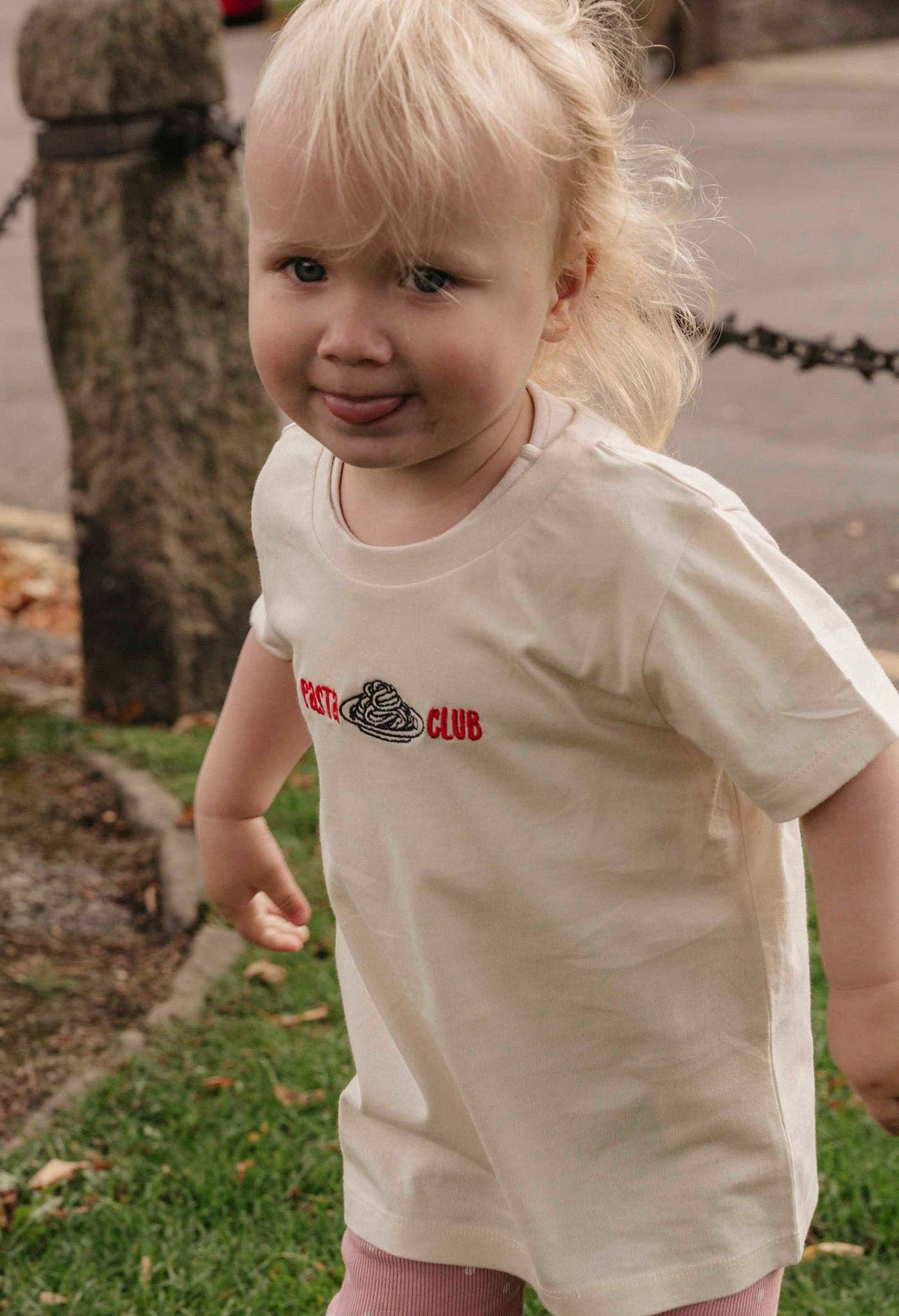 Morning Club Clothing – Engroshandel T-shirt med serigrafitryk – til børn – Pasta Club økologisk bomulds T-shirt til børn1