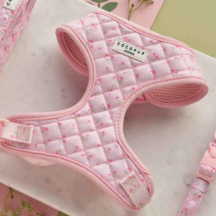 Peitoral ajustável rosa acolchoado com estampa floral delicada por atacado de Cocopup London