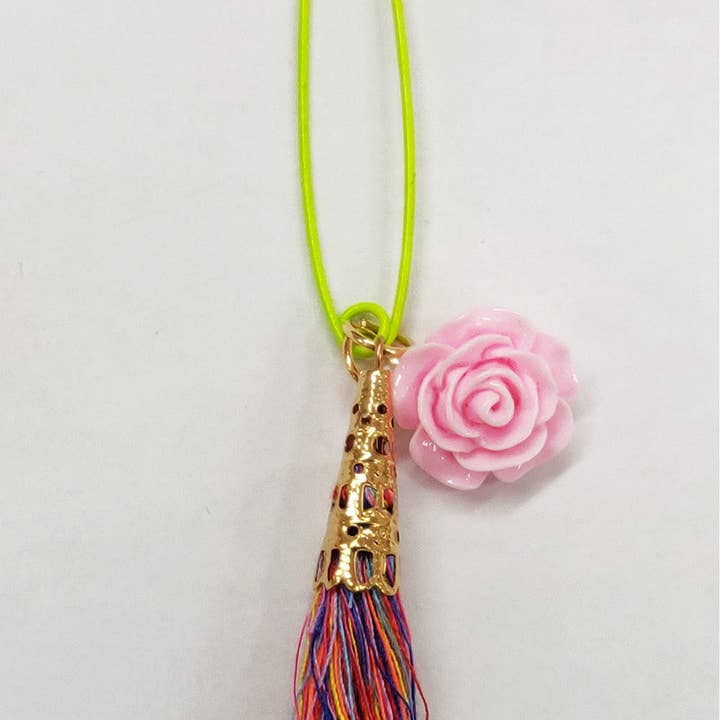 Limette/Rosa-Kombination Quastengeschmückte Blumenbrosche für den Großhandel auf Faire0