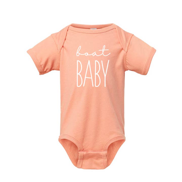 Boat Baby Bodysuit til spædbørn. Lake Wear. Solnedgang. for engroshandel hos Up North Boutique