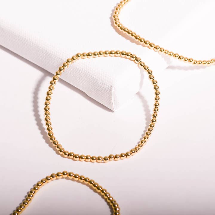 NOUVEAU bracelet en perles dorées de 3 mm pour la vente par The Views & Co