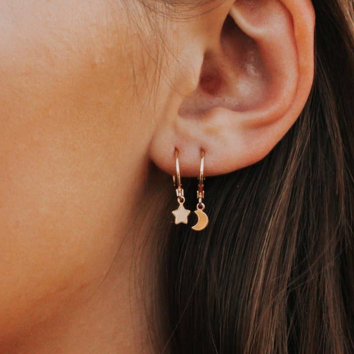 Brincos Mini Argola Lua Ane Star Huggie com Recheado a Ouro por atacado de A Worthy Brand
