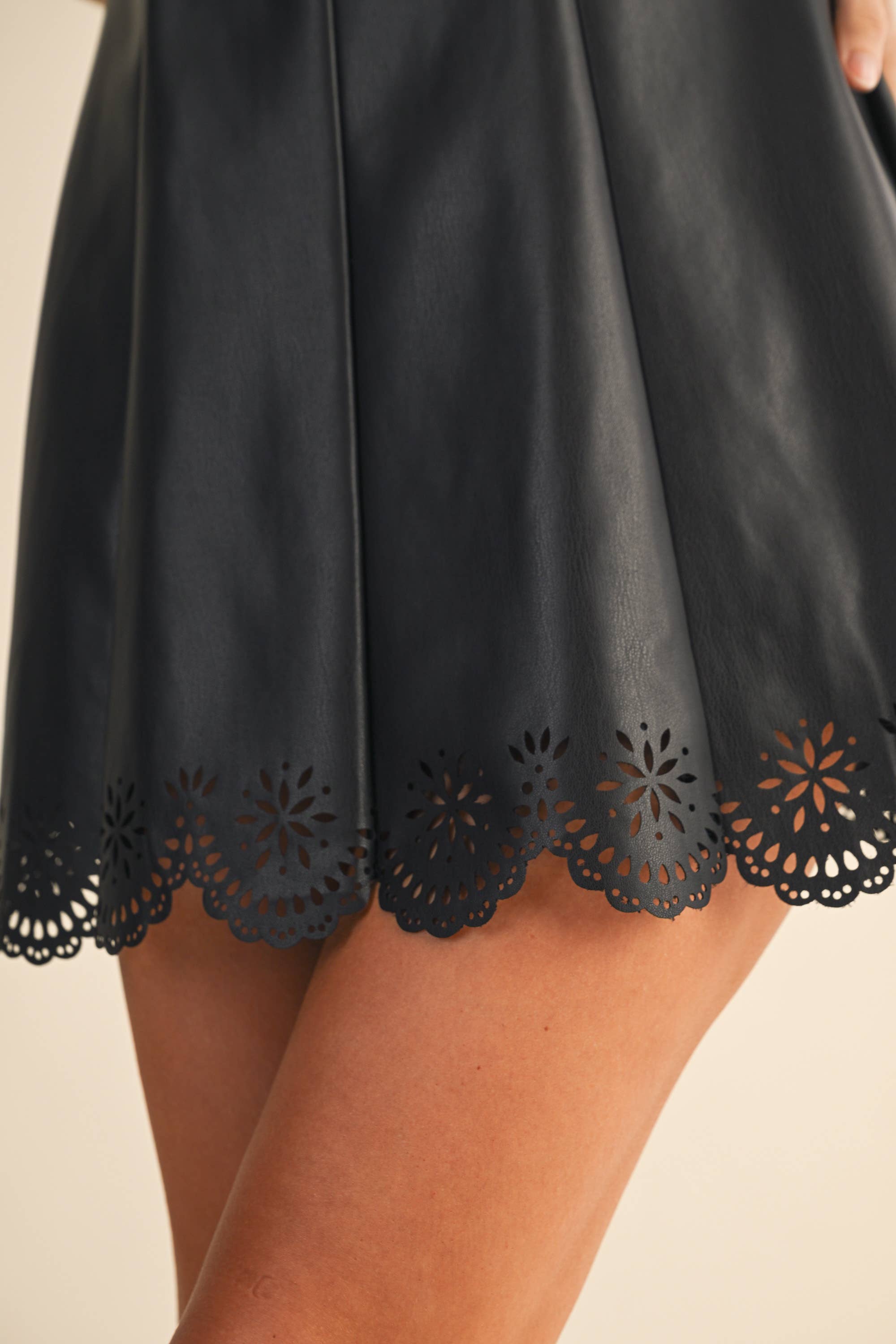 Klesis - Vente Robe – femme - ID9567 ROBE COURTE EN SIMILICUIR AVEC OURLET FESTONNÉ DÉCOUPÉ AU LASER10