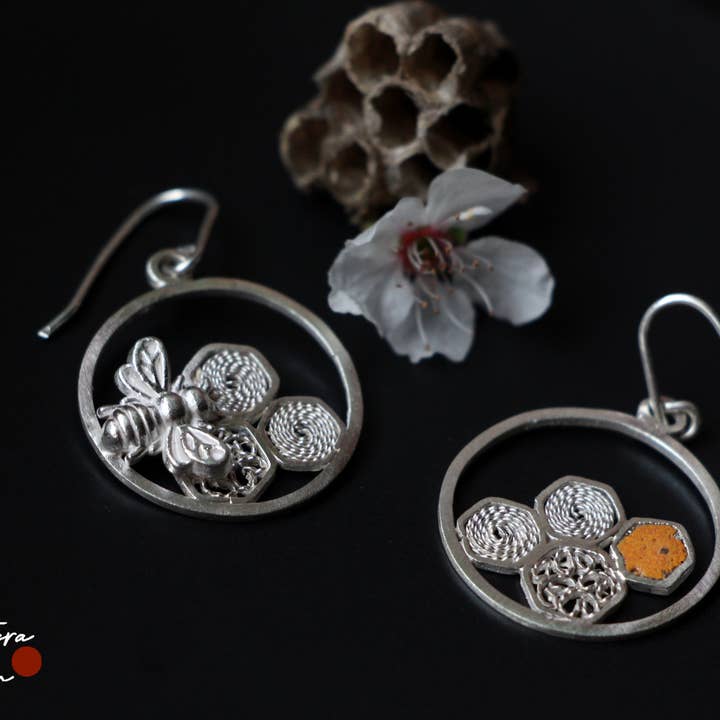 Orecchini «The Hive» per la vendita all'ingrosso da parte di Etcaetera Création