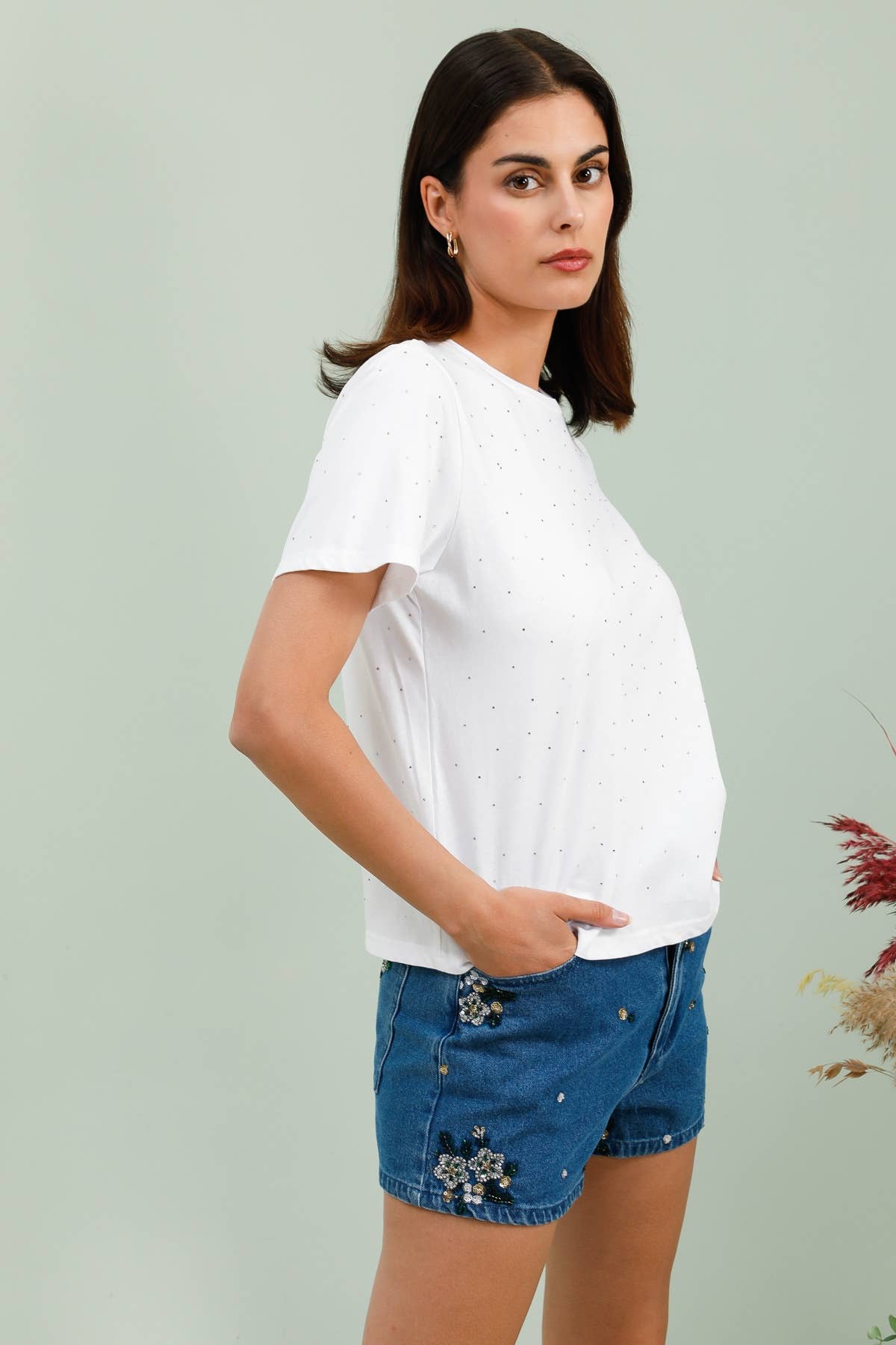 Vit Daphnea t-shirt med strassdetaljer för wholesale på Faire2