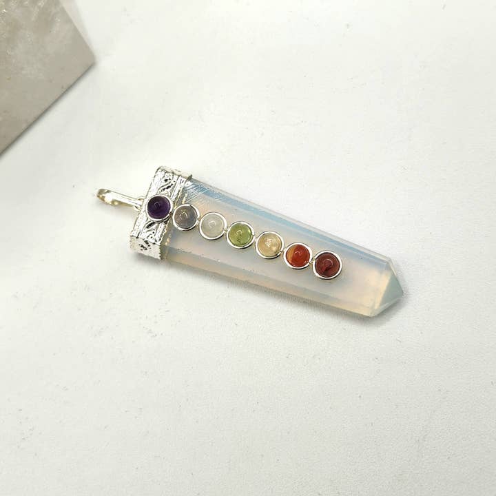 Colgante de piedras preciosas planas de opalita con piedras de chakra de color plateado para venta al por mayor de Meraki Gemstones