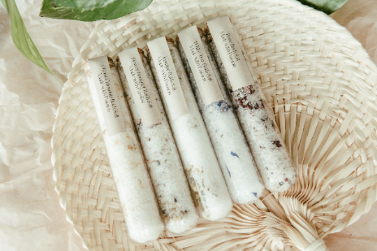 Hera By Hera Bath and Body – Engroshandel Badesalt – Floral Bliss Badesalt i Reagensglas | Julegaveidé1