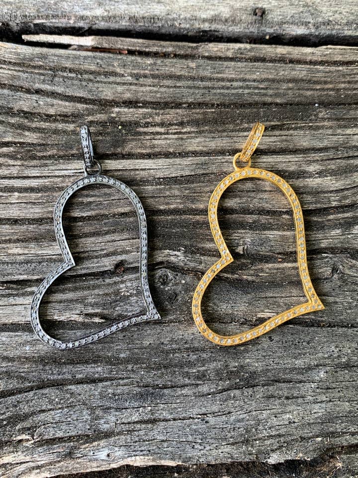Pendentif en forme de cœur ouvert en forme de larme en forme de diamant pavé pour la vente par ILISSA MICHELE JEWELRY