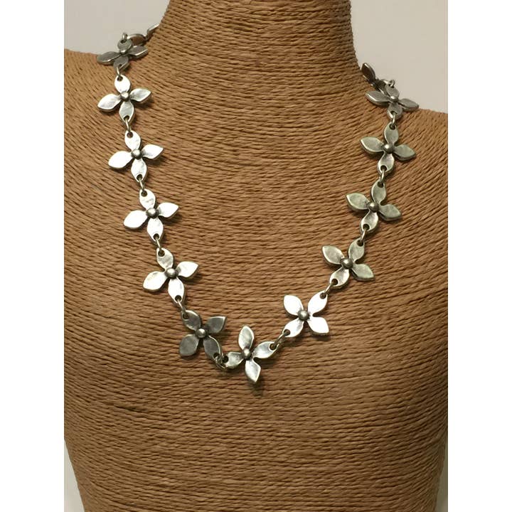 Collier de fleurs en étain, plaqué argent pour la vente par Volare