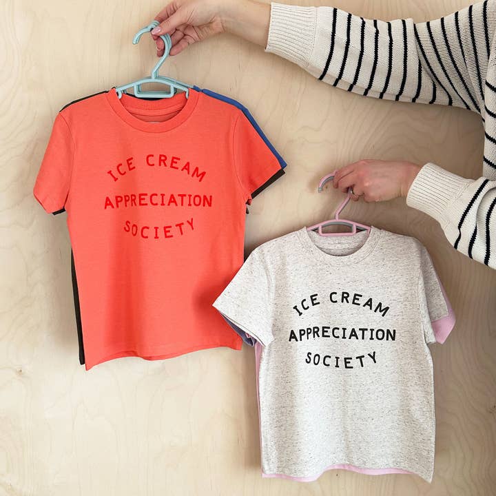 Alphabet Bags – Engroshandel T-shirt med serigrafitryk – til børn – Ice Cream Appreciation Society - børnet-shirt – Cookies & Cream4