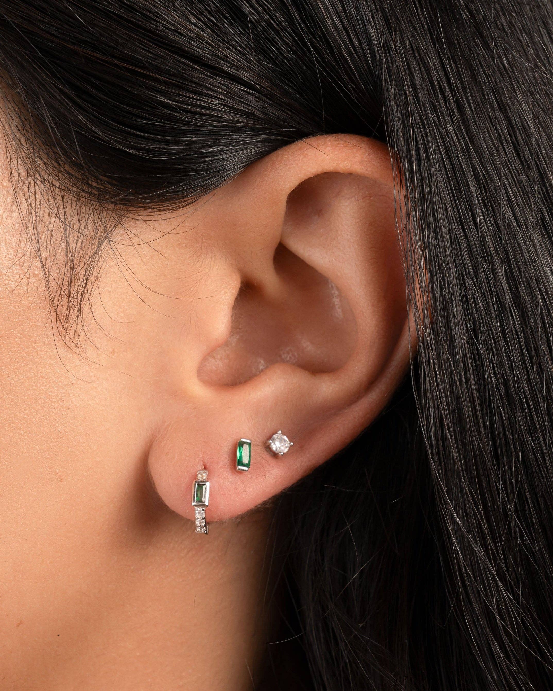 Sami Jewels – Engroshandel Huggie-øreringe – Smaragd Baguette Huggie øreringe3