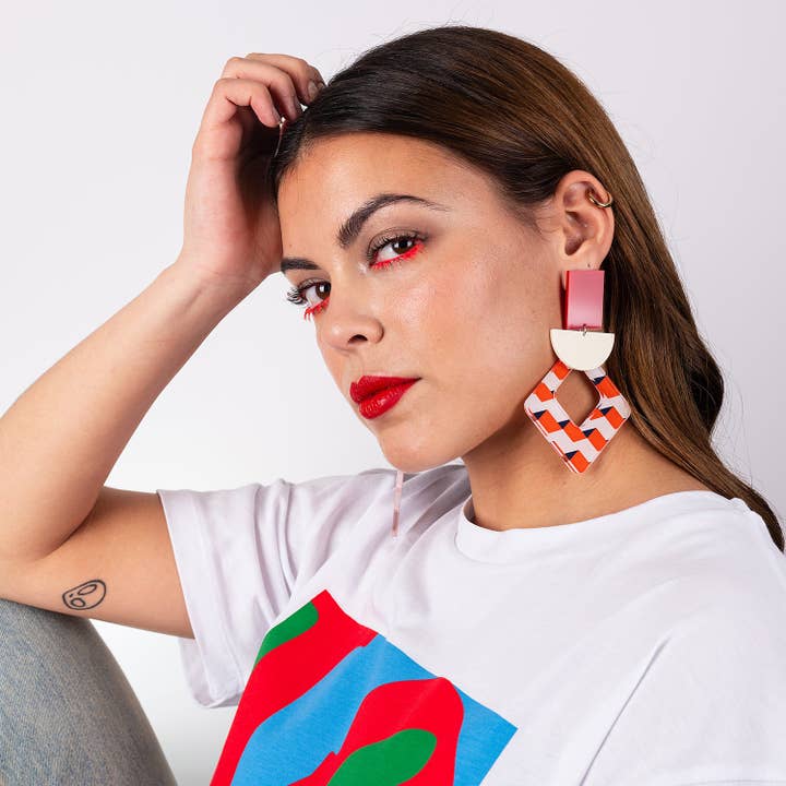 Brincos geométricos com padrão e acrílico vermelho/ branco #RH014 por atacado de Goiaba Design