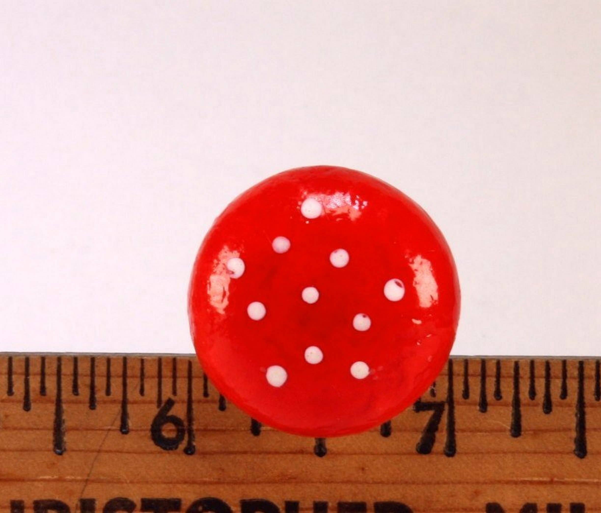 Funghi rossi Funghi rossi, cotone filato rosso, 2,5 cm, 6 pezzi in vendita all'ingrosso su Faire5
