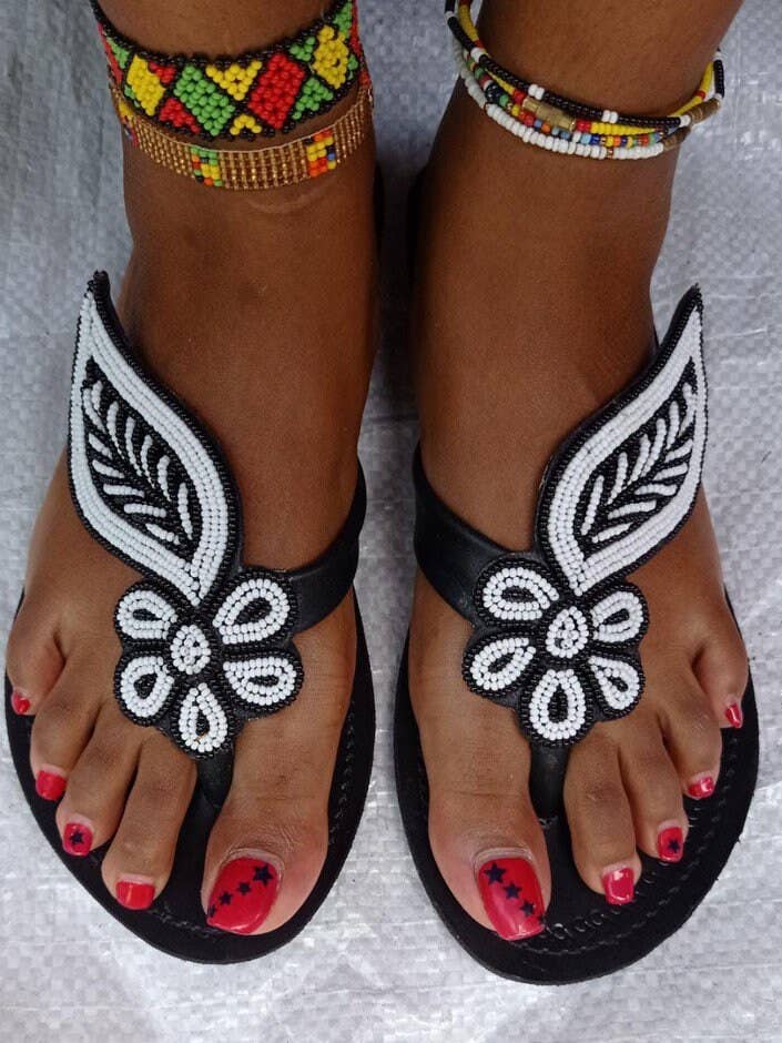 Perlede blomstrede læder Masai-sandaler med gratis levering for engroshandel hos Delight merchants