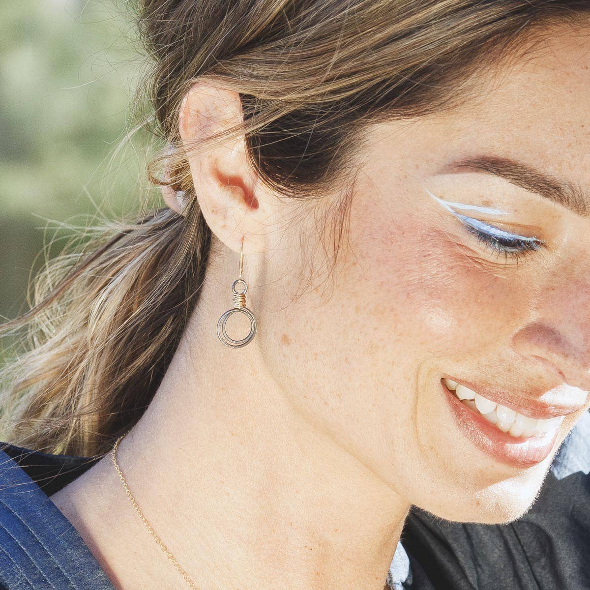 Freshie & Zero – wholesale Hängande örhängen – Guldvirvelöglor Oxiderade silvercirkelörhängen Trådfolie1