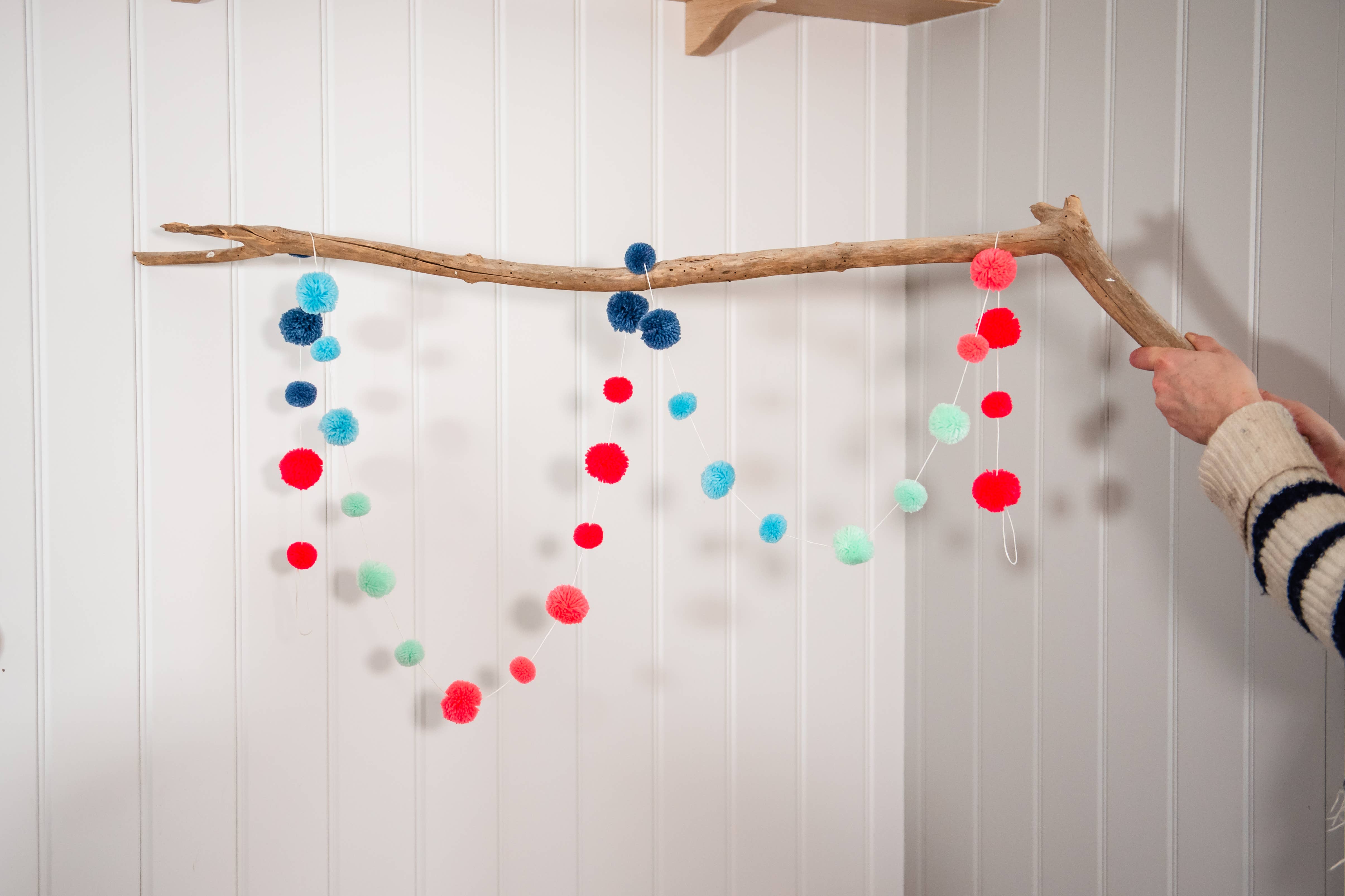 PomPom Galore - Wholesale Slingers - Blauwe, groene en roze Sherbet Pom Pom Slinger2