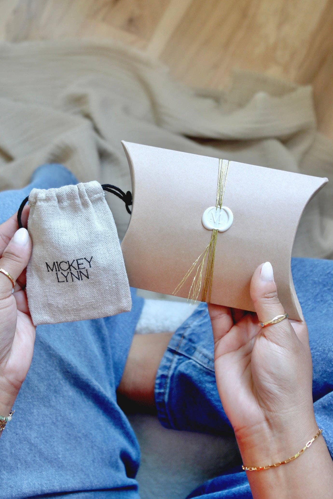 Mickey Lynn – Großhandel Armband mit Charms/Anhängern – Peridot-Charme-Armband2