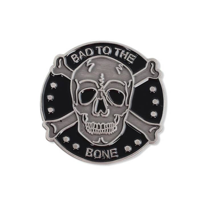 Crâne et os de Bad to The Bone émail argent vieilli pour la vente par WizardPins