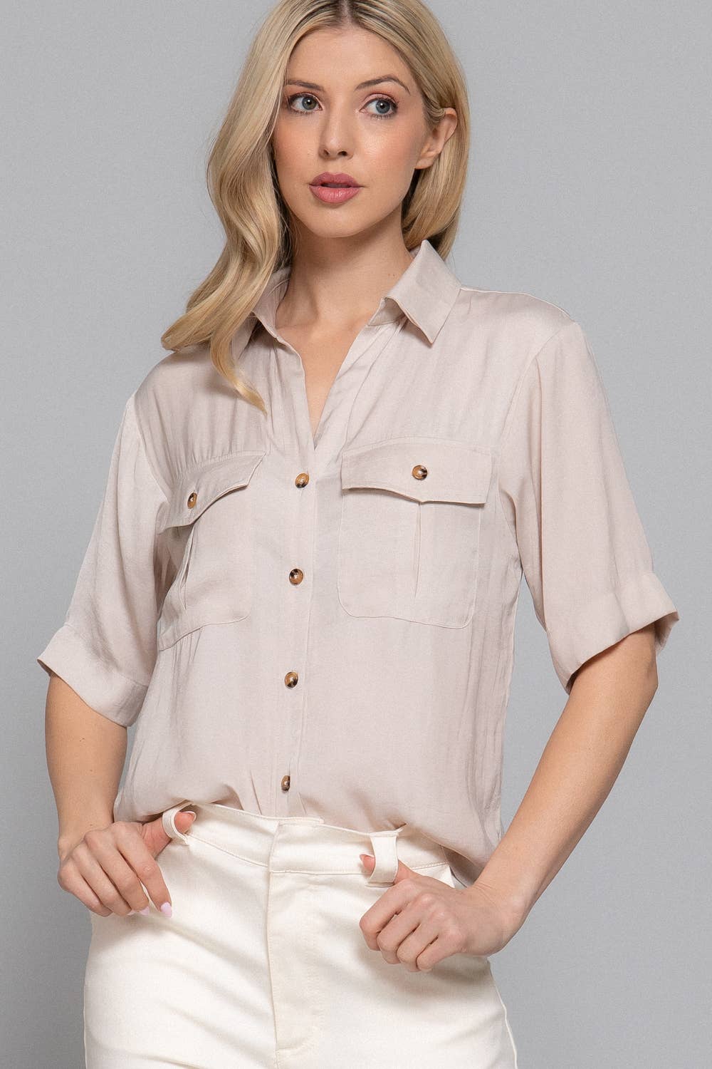 Active Basic | Active USA – Großhandel Hemd mit Button-down-Kragen – Damen – Kurzarm-Hemd aus gewaschenem mattem Satin mit Knopfleiste5