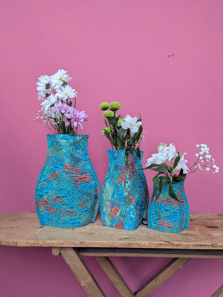 Vase Pop Up en Paradis Vert pour la vente par Megan Crook Textiles