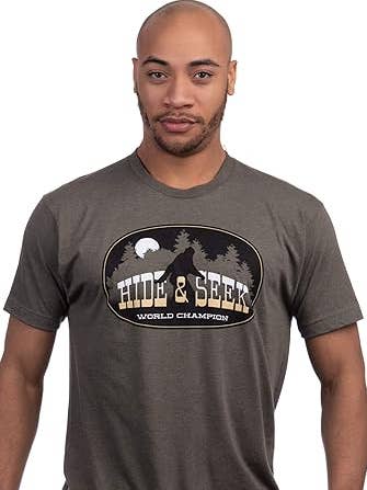 Magliette Bigfoot & Sasquatch: Campione di Nascondino Squatchin Frase Divertente Maglietta per Uomo per la vendita all'ingrosso da parte di Ann Arbor Tees