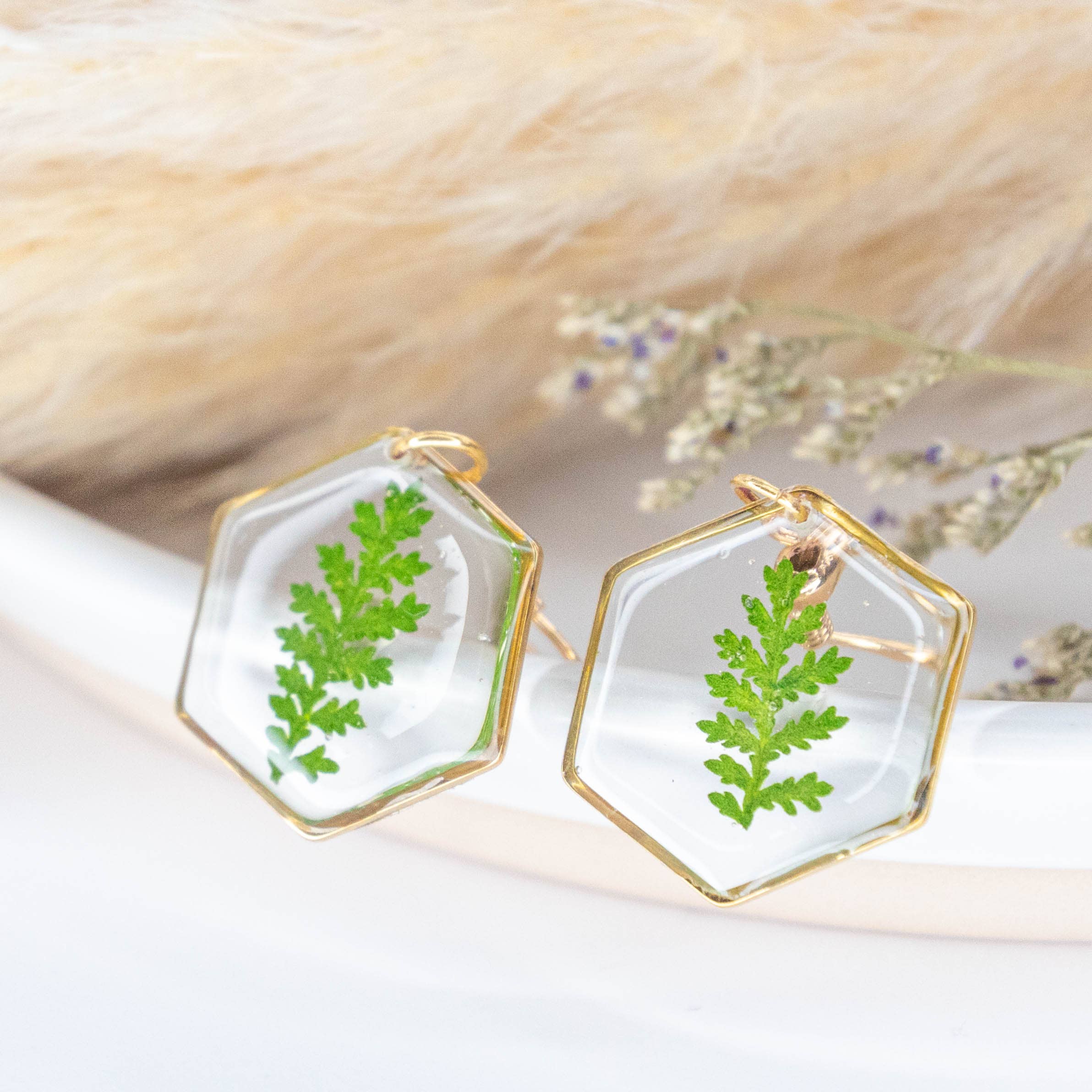 Allie and Posie – wholesale Dangle earrings – Mia hexagon dangle earrings with real dried fern in resin7