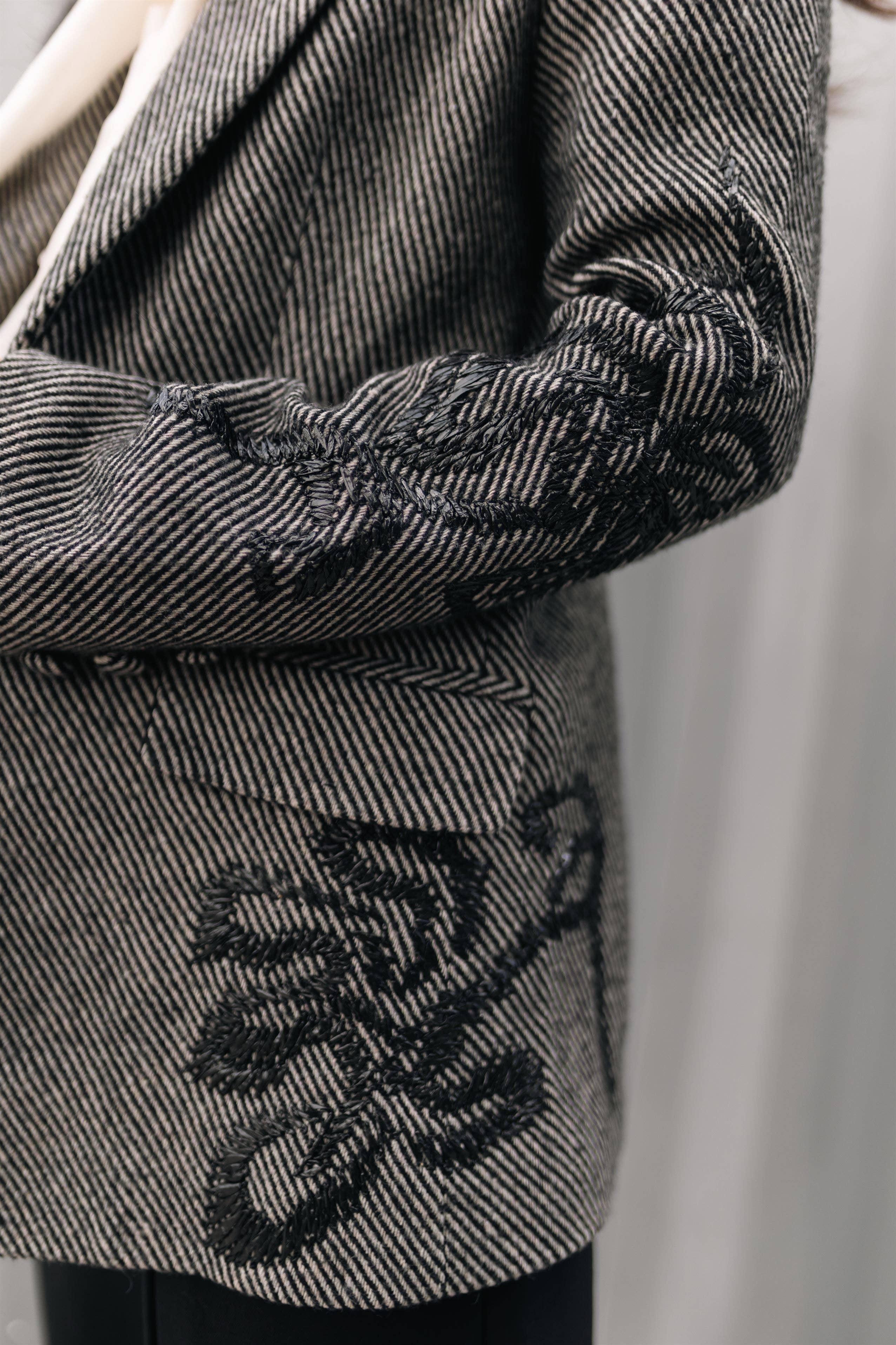 Cecile Wang - Wholesale Blazer - Women's - Long wool blazer with embroidered patterns MJ2634092