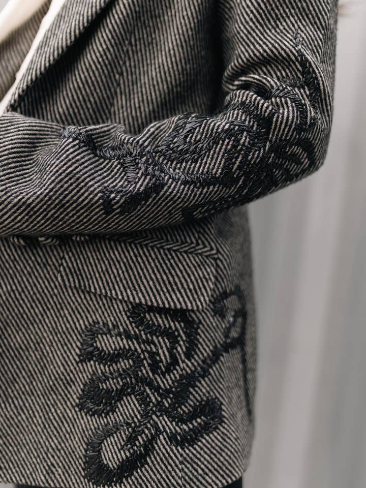 Cecile Wang - Wholesale Blazer - Women's - Long wool blazer with embroidered patterns MJ2634092