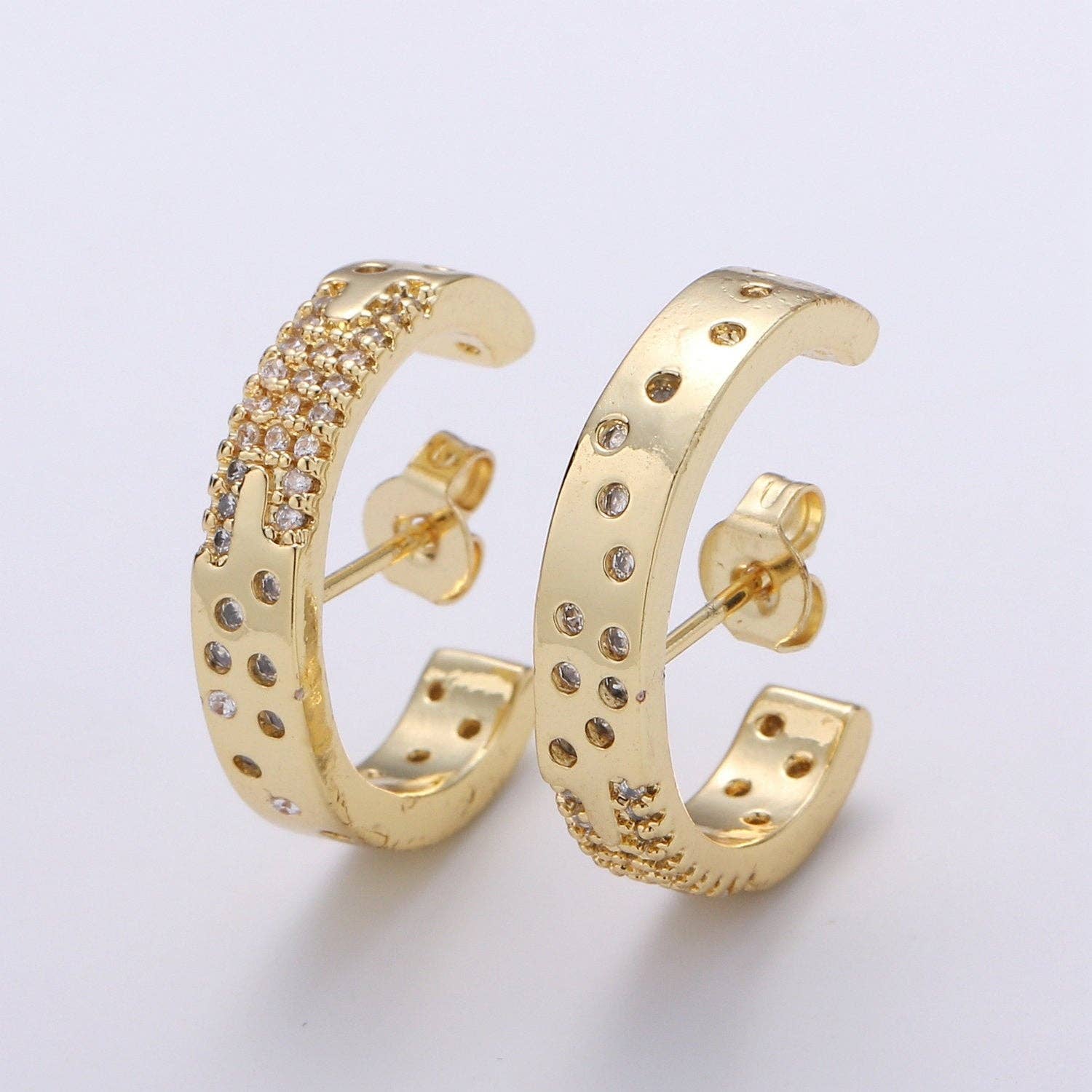 Aim Eternal - Venta al por mayor Pendientes de clip - 1 par de pendientes con forma de micropavé chapados en oro0