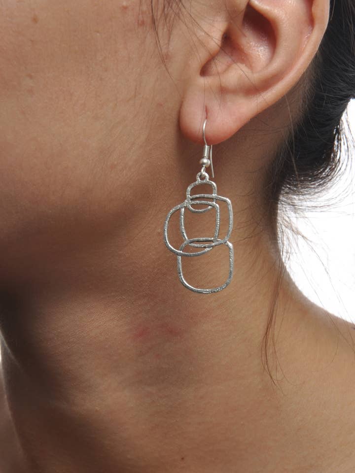 Boucles d'oreilles carrées en argent plaqué antique pour la vente par AVENS