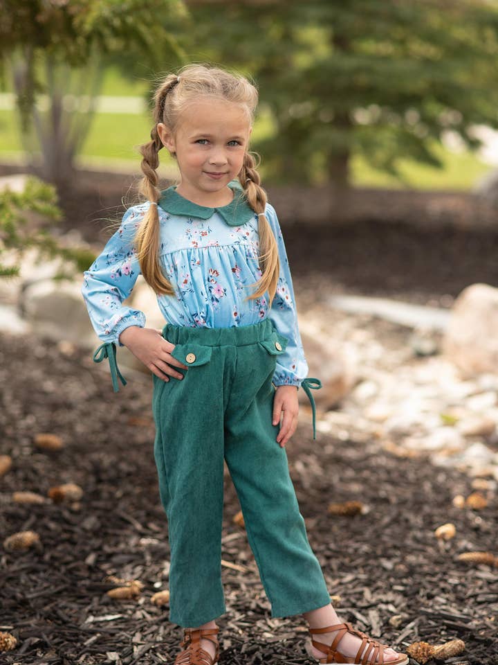 Ensemble de pantalons d'hiver en velours côtelé bleu sarcelle foncé avec nœud pour la vente par Wren & James