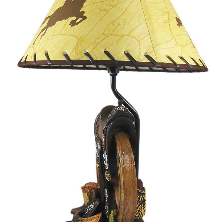 Zeckos – Großhandel Akzent-/Schreibtischleuchte – Tischlampe mit Westernsattel und Cowboy-Motivschirm1