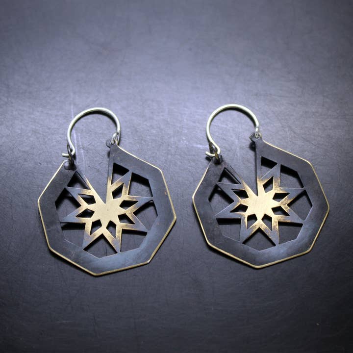 Ottekantede øreringe med stjerne i messing og 925 sølv for engroshandel hos Plataica