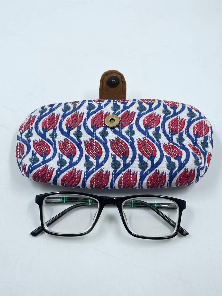 Étui à lunettes matelassé fait main à motif floral pour la vente par Funky Yak Ltd