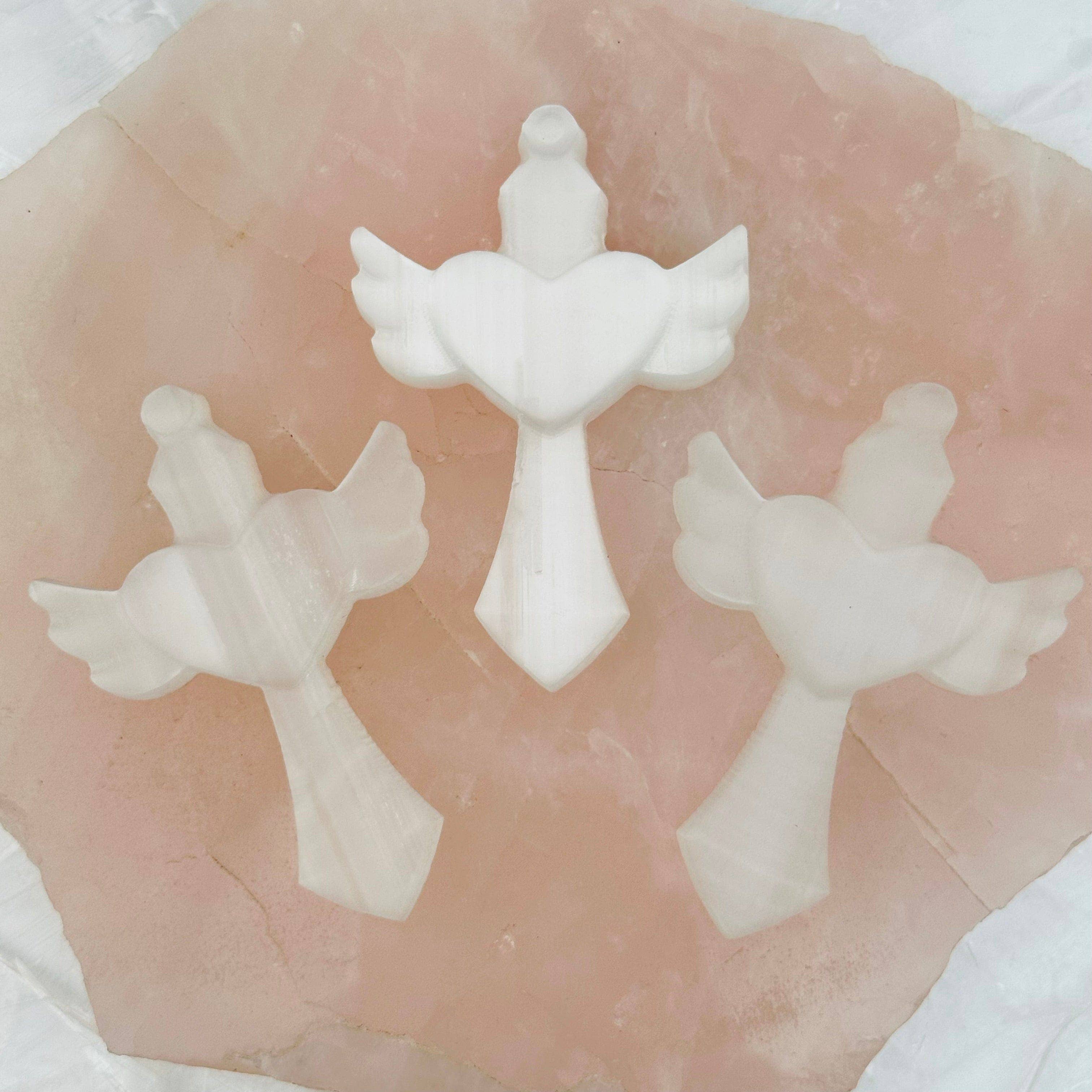 Rock Paradise – wholesale Andlig sten/kristall – Selenitkristallhjärta med vingar på kors1