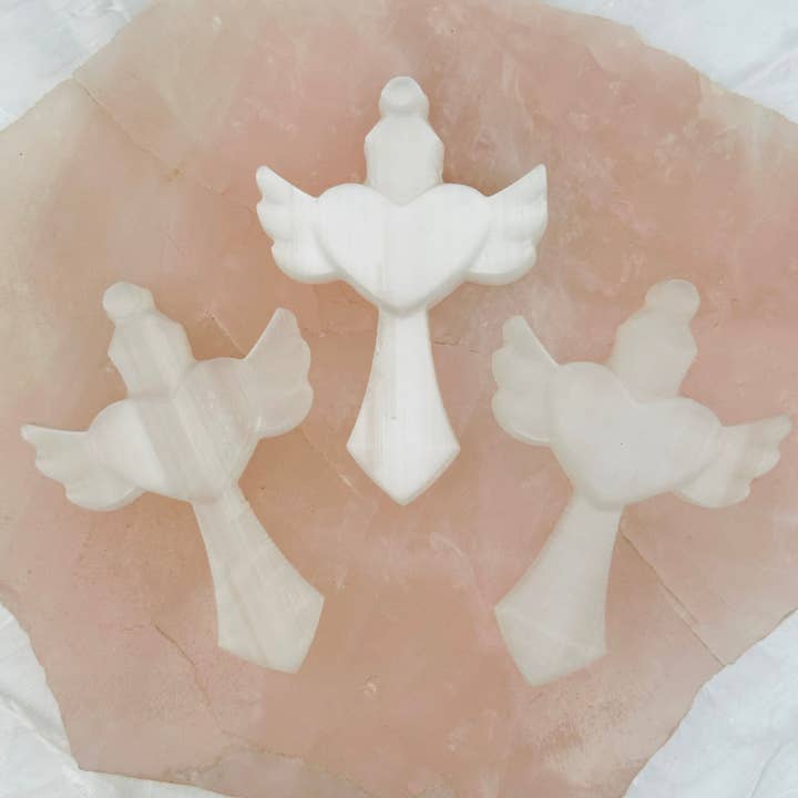 Rock Paradise – wholesale Andlig sten/kristall – Selenitkristallhjärta med vingar på kors1