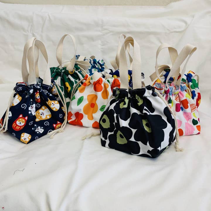 Schattige cartoon bloemenhond lunchzak, waterdicht, met trekkoord voor wholesale door Halcyon Outfitters®