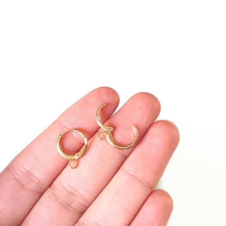 15 x 12 mm - 6 pièces Huggie en laiton doré - Lev en laiton doré pour la vente par Crafters Resort