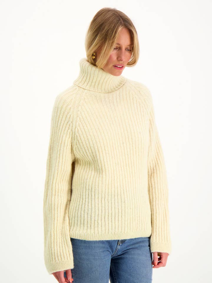 Alexa Rollkragenpullover Off-White - 100% finnische Schafwolle für den Großhandel von Ekta Helsinki