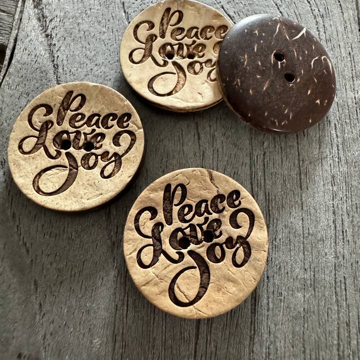 Real coconut buttons with the inscription "Peace, Love Joy" 2 holes for wholesale by Hartmann-Knöpfe