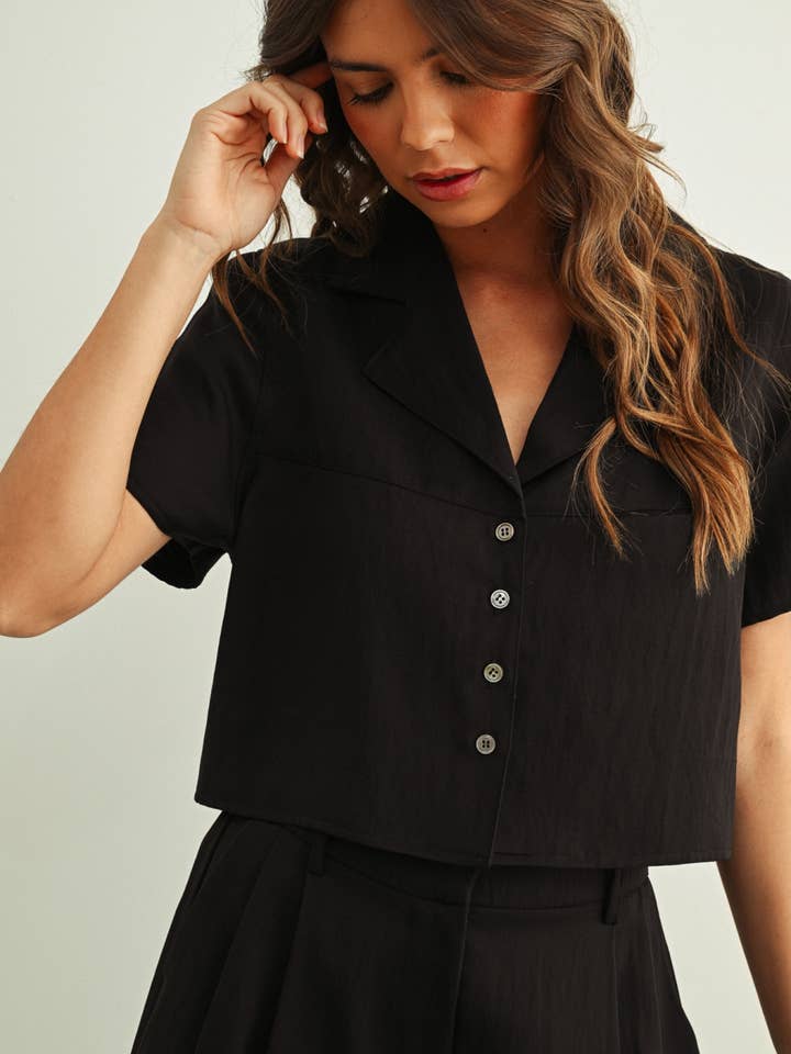 T6539ST ZACHTE RAYON BLOUSE MET KNOOPSLUITING EN KORTE MOUWEN voor wholesale door MIOU MUSE