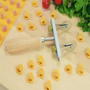 Pasta cutting tool with 4 steel toothed blades for making pappardelle