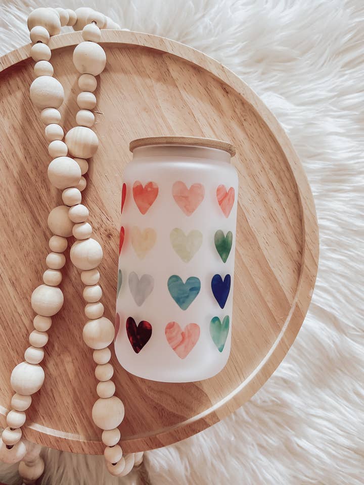 Tasse en verre givré Watercolor Hearts de 16 oz avec couvercle en bambou pour la vente par Emma K Designs