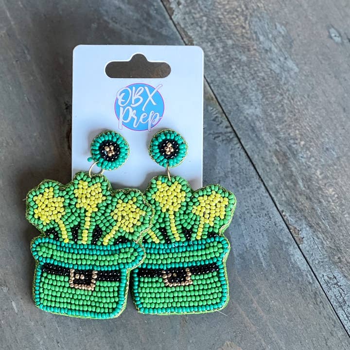 Boucles d'oreilles pendantes perlées avec chapeau de lutin et graine de trèfle – Festi pour la vente par OBX Prep
