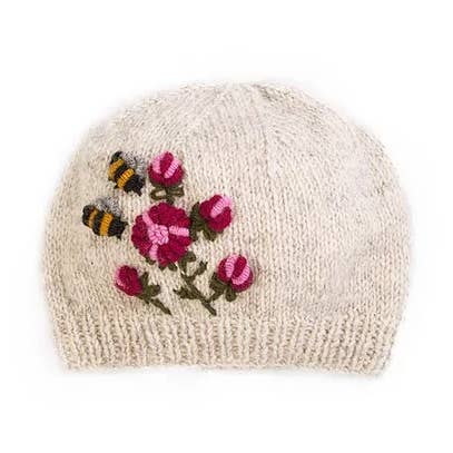 PadmaKnits uniseks muts met bijen- en bloemmotief voor wholesale door PadmaKnits