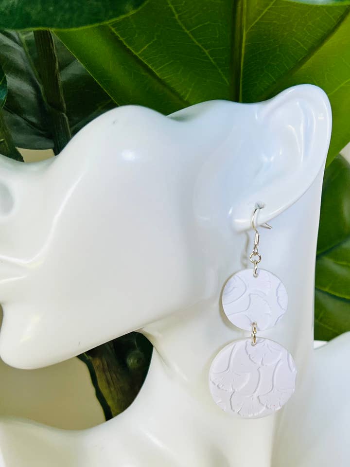 Alexa vita örhängen för wholesale av Kris Lucie