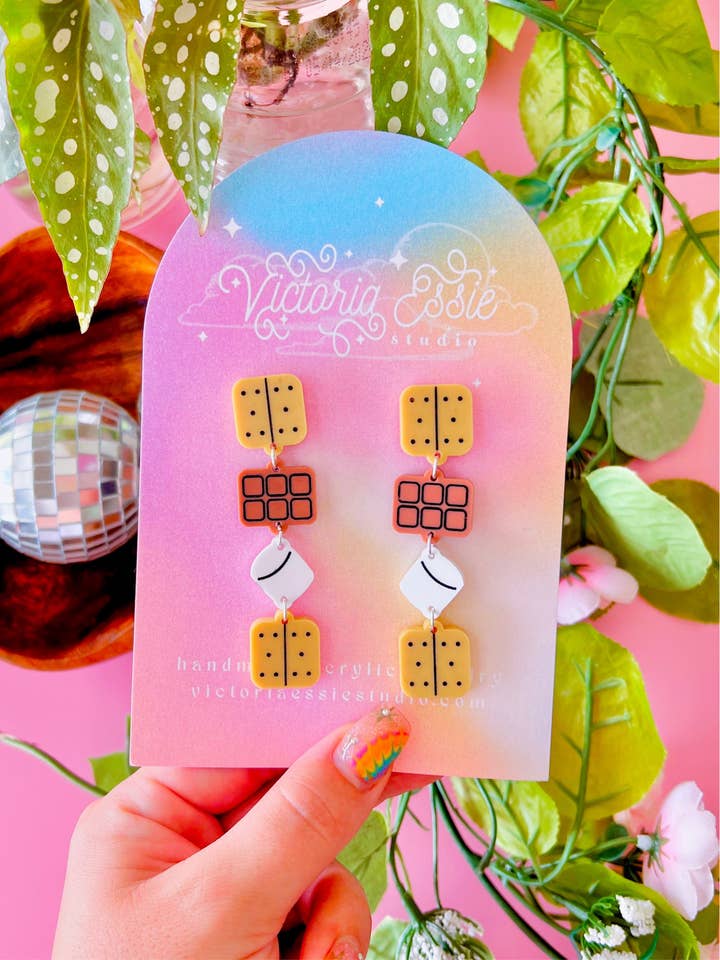 S'more snälla! örhängen för wholesale av Victoria Essie Studio